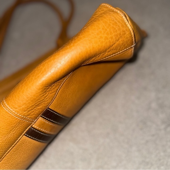 Tan Leather Shoulder Bag with Slouchy Shape and Zipper Closure - Picture 3 of 4